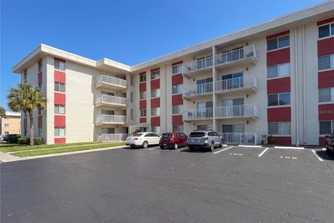 Condo in Daytona Beach, Florida, 1 bedroom № 2114631 - photo 17