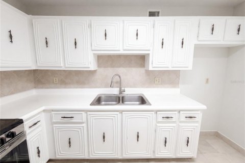 Condo in Daytona Beach, Florida, 1 bedroom № 2114631 - photo 9