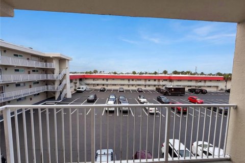 Condo in Daytona Beach, Florida, 1 bedroom № 2114631 - photo 16