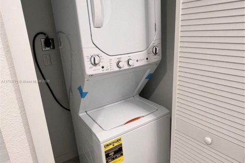 Commercial property in Miami, Florida 306.58 sq.m. № 1980852 - photo 9