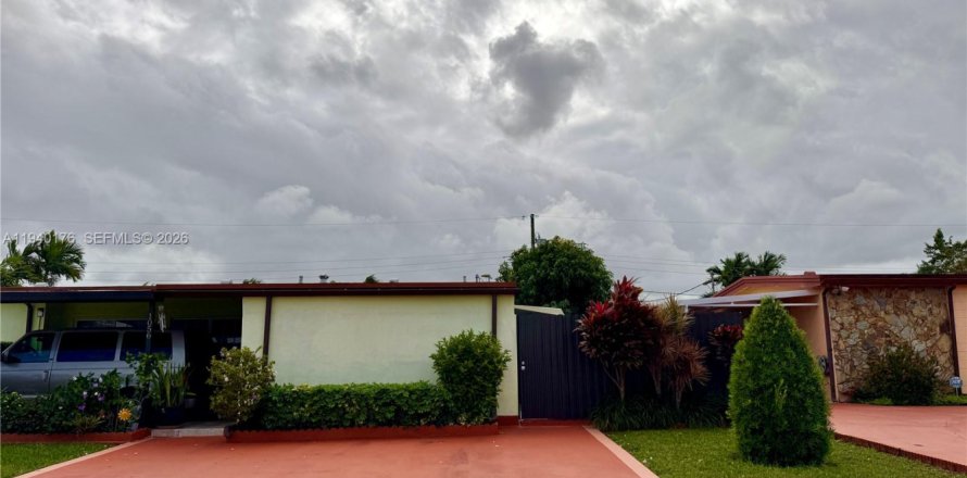 Immobilier commercial à Hialeah, Floride 168.9 m2 № 2008637