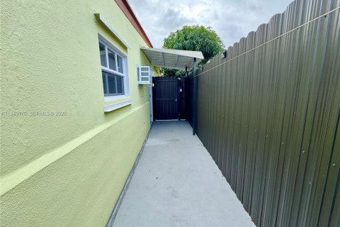 Immobilier commercial à louer à Hialeah, Floride: 168.9 m2 № 2008637 - photo 2