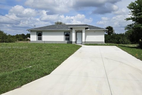 House in Lehigh Acres, Florida 3 bedrooms, 98.29 sq.m. № 2086648