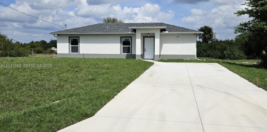 House in Lehigh Acres, Florida 3 bedrooms, 98.29 sq.m. № 2086648
