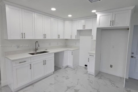House in Lehigh Acres, Florida 3 bedrooms, 98.29 sq.m. № 2086648 - photo 4