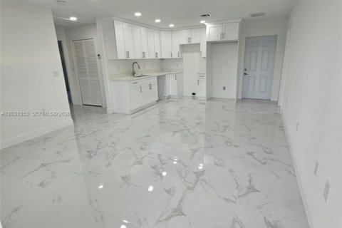 House in Lehigh Acres, Florida 3 bedrooms, 98.29 sq.m. № 2086648 - photo 10