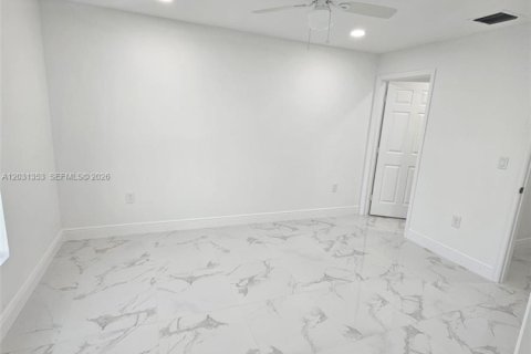 House in Lehigh Acres, Florida 3 bedrooms, 98.29 sq.m. № 2086648 - photo 6
