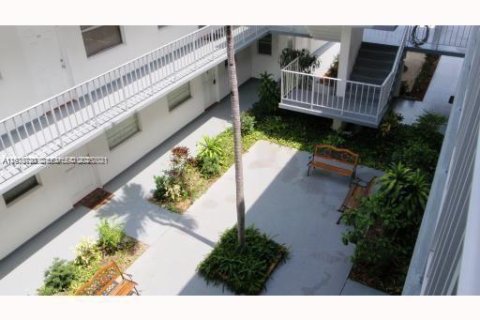 Condominio en venta en Hollywood, Florida, 1 dormitorio, 57.13 m2 № 1993849 - foto 2