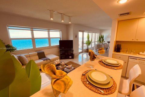 Condo in Lauderdale-by-the-Sea, Florida, 2 bedrooms  № 1945615 - photo 16