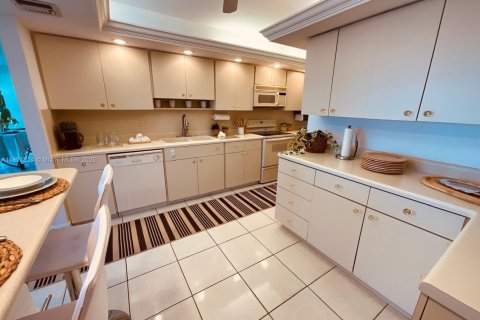 Condo in Lauderdale-by-the-Sea, Florida, 2 bedrooms  № 1945615 - photo 17