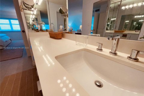 Condo in Lauderdale-by-the-Sea, Florida, 2 bedrooms  № 1945615 - photo 24