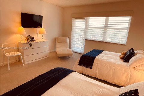 Condo in Lauderdale-by-the-Sea, Florida, 2 bedrooms  № 1945615 - photo 28