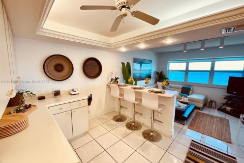 Condo in Lauderdale-by-the-Sea, Florida, 2 bedrooms  № 1945615 - photo 15