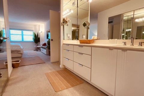 Condo in Lauderdale-by-the-Sea, Florida, 2 bedrooms  № 1945615 - photo 22