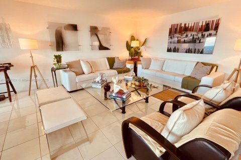 Condo in Lauderdale-by-the-Sea, Florida, 2 bedrooms  № 1945615 - photo 10