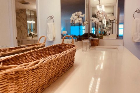 Condo in Lauderdale-by-the-Sea, Florida, 2 bedrooms  № 1945615 - photo 23