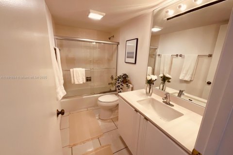 Condo in Lauderdale-by-the-Sea, Florida, 2 bedrooms  № 1945615 - photo 29