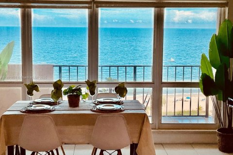 Condo in Lauderdale-by-the-Sea, Florida, 2 bedrooms  № 1945615 - photo 1