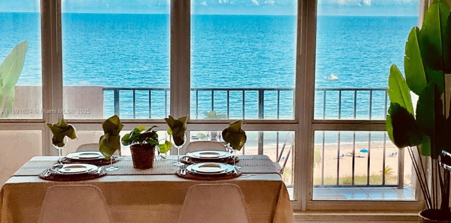 Condo in Lauderdale-by-the-Sea, Florida, 2 bedrooms № 1945615