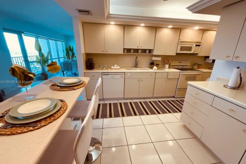 Condo in Lauderdale-by-the-Sea, Florida, 2 bedrooms  № 1945615 - photo 18