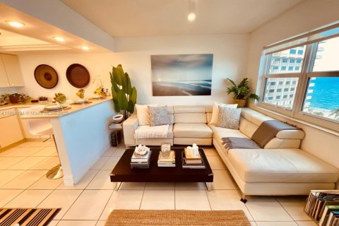 Condo in Lauderdale-by-the-Sea, Florida, 2 bedrooms  № 1945615 - photo 14