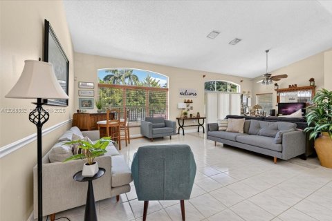 House in Miramar, Florida 4 bedrooms, 213.58 sq.m. № 2264044 - photo 7