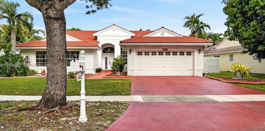 House in Miramar, Florida 4 bedrooms, 213.58 sq.m. № 2264044