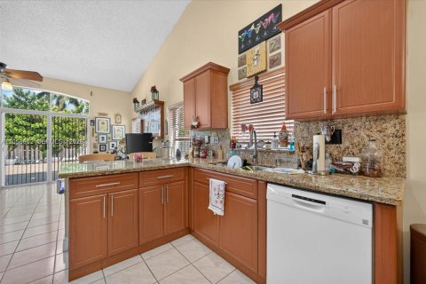 House in Miramar, Florida 4 bedrooms, 213.58 sq.m. № 2264044 - photo 18