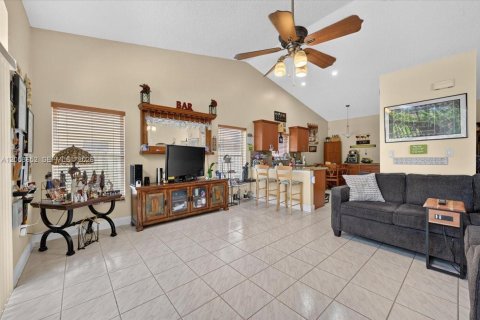 House in Miramar, Florida 4 bedrooms, 213.58 sq.m. № 2264044 - photo 12