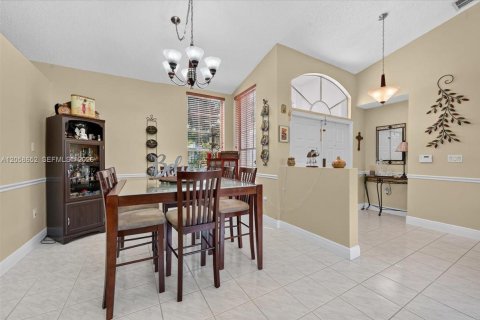 House in Miramar, Florida 4 bedrooms, 213.58 sq.m. № 2264044 - photo 11