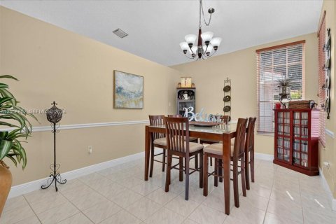 House in Miramar, Florida 4 bedrooms, 213.58 sq.m. № 2264044 - photo 10
