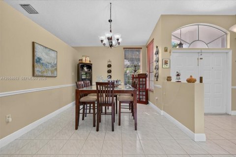 House in Miramar, Florida 4 bedrooms, 213.58 sq.m. № 2264044 - photo 9