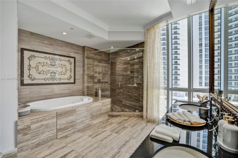 Condominio en alquiler en Sunny Isles Beach, Florida, 3 dormitorios, 257.15 m2 № 1998212 - foto 12