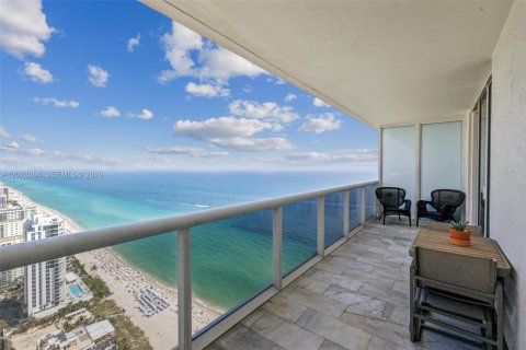 Condominio en venta en Hallandale Beach, Florida, 2 dormitorios, 124.21 m2 № 2339924 - foto 19
