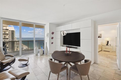 Condominio en venta en Hallandale Beach, Florida, 2 dormitorios, 124.21 m2 № 2339924 - foto 3