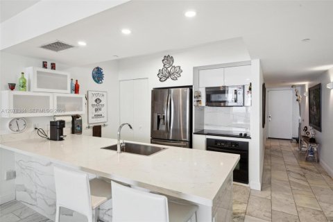 Condominio en venta en Hallandale Beach, Florida, 2 dormitorios, 124.21 m2 № 2339924 - foto 8