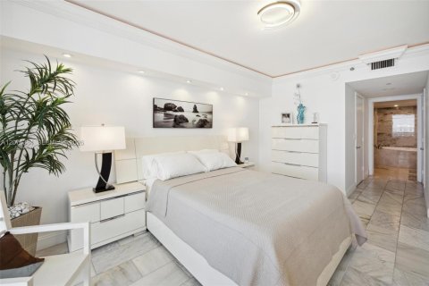 Condominio en venta en Hallandale Beach, Florida, 2 dormitorios, 124.21 m2 № 2339924 - foto 17