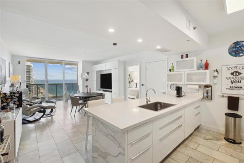 Condominio en venta en Hallandale Beach, Florida, 2 dormitorios, 124.21 m2 № 2339924 - foto 10