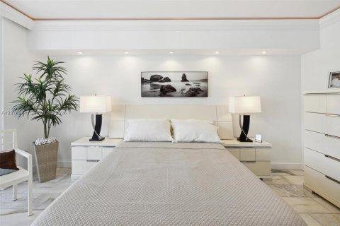 Condominio en venta en Hallandale Beach, Florida, 2 dormitorios, 124.21 m2 № 2339924 - foto 18