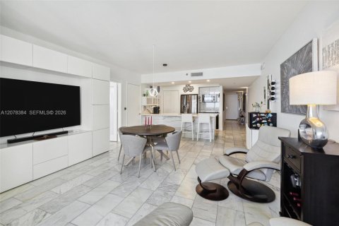 Condominio en venta en Hallandale Beach, Florida, 2 dormitorios, 124.21 m2 № 2339924 - foto 2