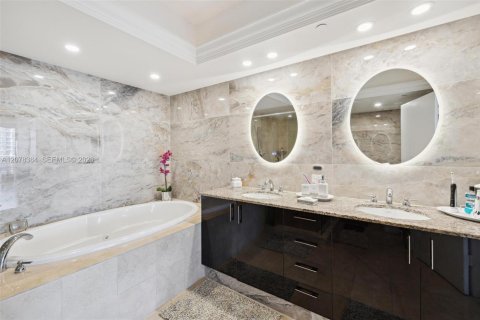 Condominio en venta en Hallandale Beach, Florida, 2 dormitorios, 124.21 m2 № 2339924 - foto 15