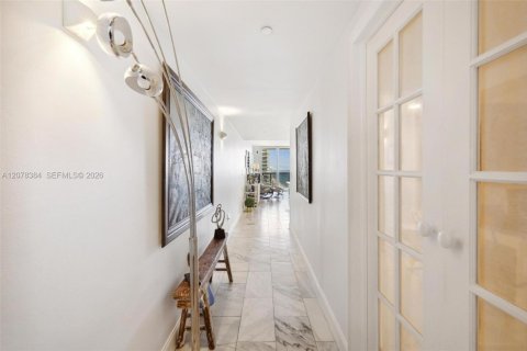Condominio en venta en Hallandale Beach, Florida, 2 dormitorios, 124.21 m2 № 2339924 - foto 11