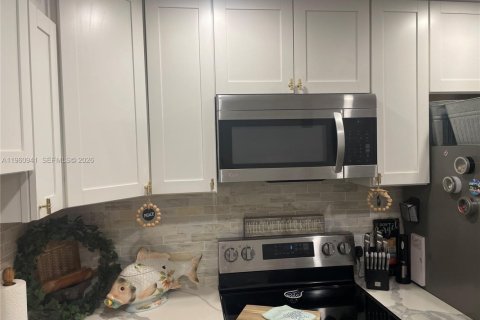 Condominio en Pembroke Pines, Florida, 2 dormitorios  № 2021864
