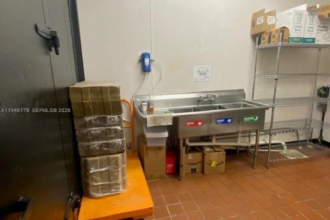 Propiedad comercial en venta en Greenacres, Florida № 2002561 - foto 10