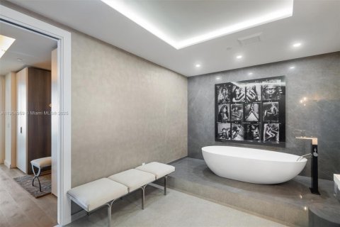 Condominio en venta en Miami Beach, Florida, 3 dormitorios, 309.83 m2 № 1963556 - foto 30