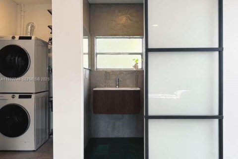 Propiedad comercial en alquiler en Miami, Florida, 38.37 m2 № 1992050 - foto 7