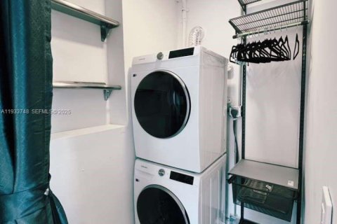 Propiedad comercial en alquiler en Miami, Florida, 38.37 m2 № 1992050 - foto 8