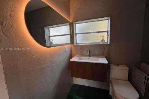 Propiedad comercial en alquiler en Miami, Florida, 38.37 m2 № 1992050 - foto 2