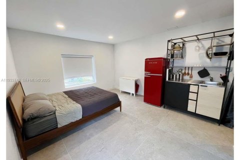 Propiedad comercial en alquiler en Miami, Florida, 38.37 m2 № 1992050 - foto 1