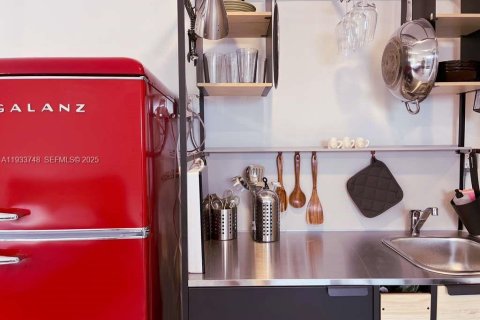 Propiedad comercial en alquiler en Miami, Florida, 38.37 m2 № 1992050 - foto 6